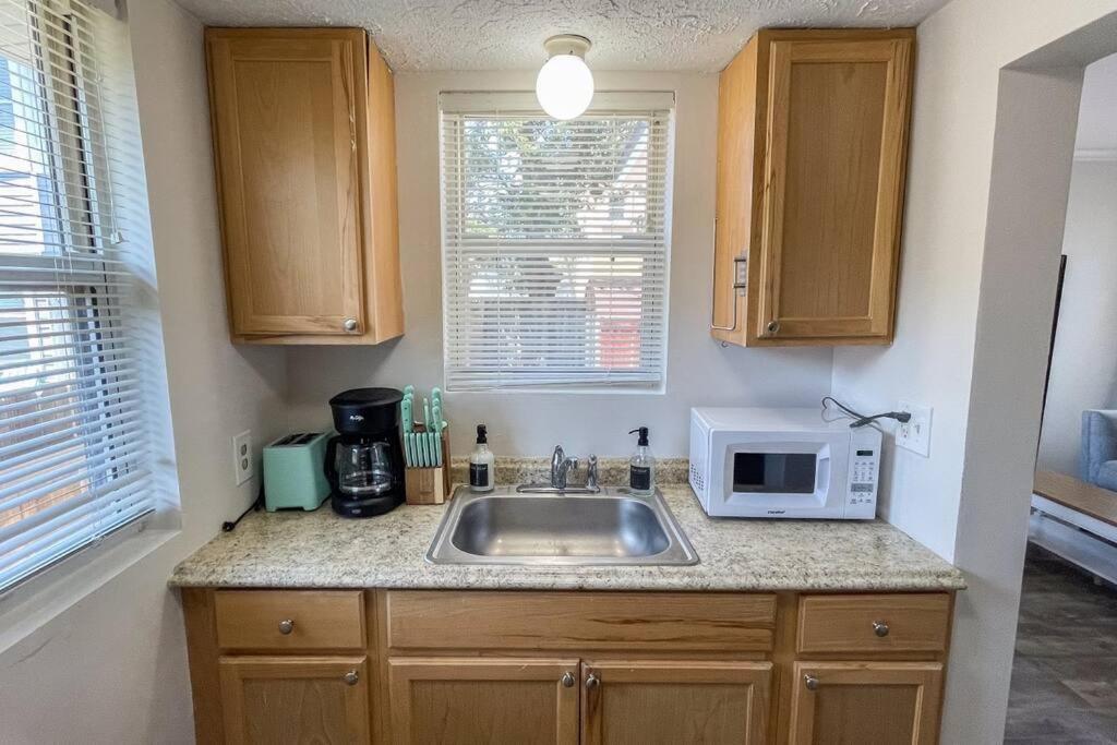 Cozy Only 4 Blocks From The Ocean Holiday home
